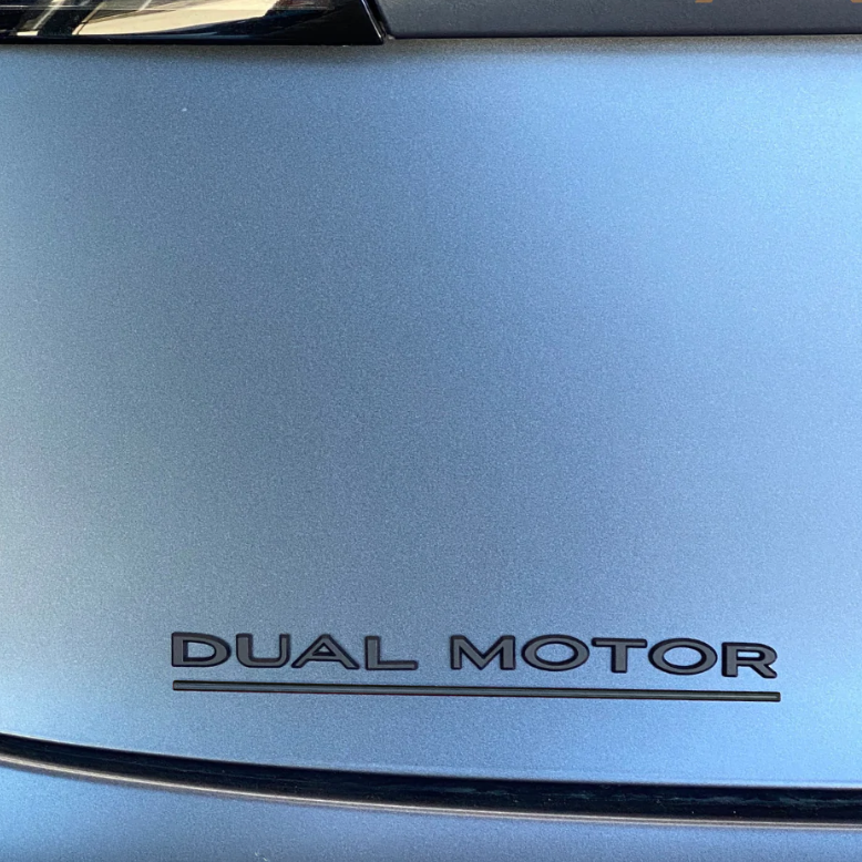 Dual Motor Emblem (helsvart)